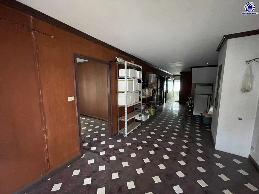 ทาวน์เฮ้าส์มือสอง 4 ชั้น โครงการ ศรีวรา ทาวน์อินทาวน์ หลังมุม เนื้อที่ 34 ตร.ว. พื้นที่ใช้สอย 240 ตร.ม. ฟังก์ชัน 3 ห้องนอน 4 ห้องน้ำ 2 ที่จอดรถ ทาวน์เฮ้าส์หลังมุม พื้นที่รอบบ้านกว้างขวาง ตั้งบนทำเลดี เชื่อมต่อหลายเส้นทาง ใกล้รถไฟฟ้าสายสีส้ม"สถานีรามคำแหง" ทางด่วน "ฉลองรัช" และเซ็นทรัล อีสต์วิลล์