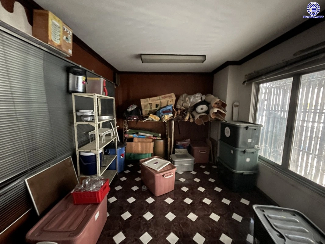 ทาวน์เฮ้าส์มือสอง 4 ชั้น โครงการ ศรีวรา ทาวน์อินทาวน์ หลังมุม เนื้อที่ 34 ตร.ว. พื้นที่ใช้สอย 240 ตร.ม. ฟังก์ชัน 3 ห้องนอน 4 ห้องน้ำ 2 ที่จอดรถ ทาวน์เฮ้าส์หลังมุม พื้นที่รอบบ้านกว้างขวาง ตั้งบนทำเลดี เชื่อมต่อหลายเส้นทาง ใกล้รถไฟฟ้าสายสีส้ม"สถานีรามคำแหง" ทางด่วน "ฉลองรัช" และเซ็นทรัล อีสต์วิลล์