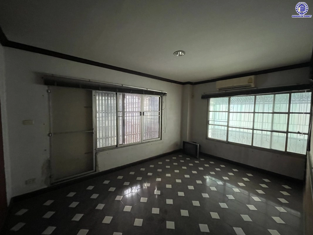 ทาวน์เฮ้าส์มือสอง 4 ชั้น โครงการ ศรีวรา ทาวน์อินทาวน์ หลังมุม เนื้อที่ 34 ตร.ว. พื้นที่ใช้สอย 240 ตร.ม. ฟังก์ชัน 3 ห้องนอน 4 ห้องน้ำ 2 ที่จอดรถ ทาวน์เฮ้าส์หลังมุม พื้นที่รอบบ้านกว้างขวาง ตั้งบนทำเลดี เชื่อมต่อหลายเส้นทาง ใกล้รถไฟฟ้าสายสีส้ม"สถานีรามคำแหง" ทางด่วน "ฉลองรัช" และเซ็นทรัล อีสต์วิลล์