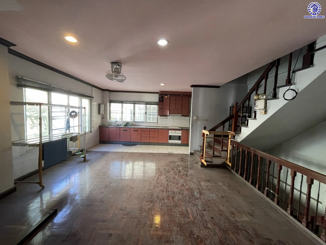 ทาวน์เฮ้าส์มือสอง 4 ชั้น โครงการ ศรีวรา ทาวน์อินทาวน์ หลังมุม เนื้อที่ 34 ตร.ว. พื้นที่ใช้สอย 240 ตร.ม. ฟังก์ชัน 3 ห้องนอน 4 ห้องน้ำ 2 ที่จอดรถ ทาวน์เฮ้าส์หลังมุม พื้นที่รอบบ้านกว้างขวาง ตั้งบนทำเลดี เชื่อมต่อหลายเส้นทาง ใกล้รถไฟฟ้าสายสีส้ม"สถานีรามคำแหง" ทางด่วน "ฉลองรัช" และเซ็นทรัล อีสต์วิลล์