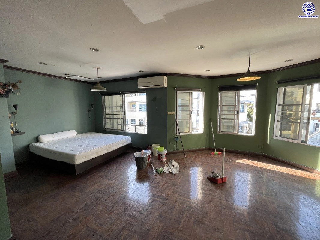 ทาวน์เฮ้าส์มือสอง 4 ชั้น โครงการ ศรีวรา ทาวน์อินทาวน์ หลังมุม เนื้อที่ 34 ตร.ว. พื้นที่ใช้สอย 240 ตร.ม. ฟังก์ชัน 3 ห้องนอน 4 ห้องน้ำ 2 ที่จอดรถ ทาวน์เฮ้าส์หลังมุม พื้นที่รอบบ้านกว้างขวาง ตั้งบนทำเลดี เชื่อมต่อหลายเส้นทาง ใกล้รถไฟฟ้าสายสีส้ม"สถานีรามคำแหง" ทางด่วน "ฉลองรัช" และเซ็นทรัล อีสต์วิลล์