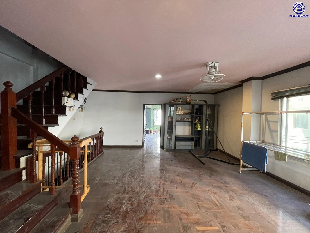 ทาวน์เฮ้าส์มือสอง 4 ชั้น โครงการ ศรีวรา ทาวน์อินทาวน์ หลังมุม เนื้อที่ 34 ตร.ว. พื้นที่ใช้สอย 240 ตร.ม. ฟังก์ชัน 3 ห้องนอน 4 ห้องน้ำ 2 ที่จอดรถ ทาวน์เฮ้าส์หลังมุม พื้นที่รอบบ้านกว้างขวาง ตั้งบนทำเลดี เชื่อมต่อหลายเส้นทาง ใกล้รถไฟฟ้าสายสีส้ม"สถานีรามคำแหง" ทางด่วน "ฉลองรัช" และเซ็นทรัล อีสต์วิลล์