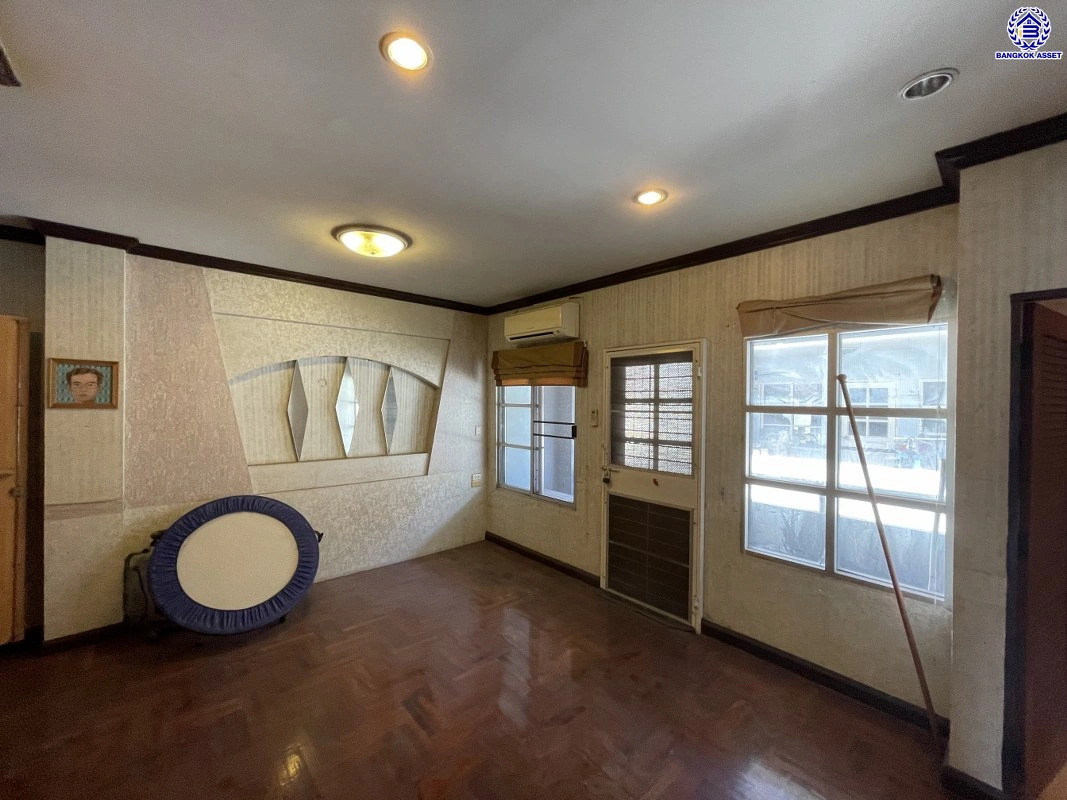 ทาวน์เฮ้าส์มือสอง 4 ชั้น โครงการ ศรีวรา ทาวน์อินทาวน์ หลังมุม เนื้อที่ 34 ตร.ว. พื้นที่ใช้สอย 240 ตร.ม. ฟังก์ชัน 3 ห้องนอน 4 ห้องน้ำ 2 ที่จอดรถ ทาวน์เฮ้าส์หลังมุม พื้นที่รอบบ้านกว้างขวาง ตั้งบนทำเลดี เชื่อมต่อหลายเส้นทาง ใกล้รถไฟฟ้าสายสีส้ม"สถานีรามคำแหง" ทางด่วน "ฉลองรัช" และเซ็นทรัล อีสต์วิลล์