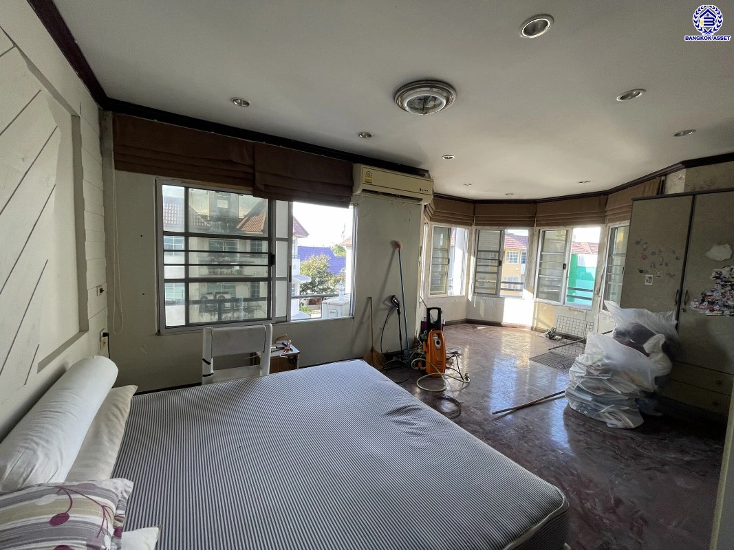 ทาวน์เฮ้าส์มือสอง 4 ชั้น โครงการ ศรีวรา ทาวน์อินทาวน์ หลังมุม เนื้อที่ 34 ตร.ว. พื้นที่ใช้สอย 240 ตร.ม. ฟังก์ชัน 3 ห้องนอน 4 ห้องน้ำ 2 ที่จอดรถ ทาวน์เฮ้าส์หลังมุม พื้นที่รอบบ้านกว้างขวาง ตั้งบนทำเลดี เชื่อมต่อหลายเส้นทาง ใกล้รถไฟฟ้าสายสีส้ม"สถานีรามคำแหง" ทางด่วน "ฉลองรัช" และเซ็นทรัล อีสต์วิลล์