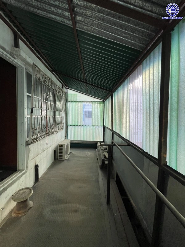 ทาวน์เฮ้าส์มือสอง 4 ชั้น โครงการ ศรีวรา ทาวน์อินทาวน์ หลังมุม เนื้อที่ 34 ตร.ว. พื้นที่ใช้สอย 240 ตร.ม. ฟังก์ชัน 3 ห้องนอน 4 ห้องน้ำ 2 ที่จอดรถ ทาวน์เฮ้าส์หลังมุม พื้นที่รอบบ้านกว้างขวาง ตั้งบนทำเลดี เชื่อมต่อหลายเส้นทาง ใกล้รถไฟฟ้าสายสีส้ม"สถานีรามคำแหง" ทางด่วน "ฉลองรัช" และเซ็นทรัล อีสต์วิลล์