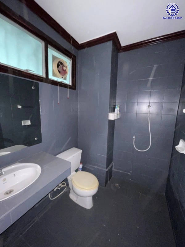 ทาวน์เฮ้าส์มือสอง 4 ชั้น โครงการ ศรีวรา ทาวน์อินทาวน์ หลังมุม เนื้อที่ 34 ตร.ว. พื้นที่ใช้สอย 240 ตร.ม. ฟังก์ชัน 3 ห้องนอน 4 ห้องน้ำ 2 ที่จอดรถ ทาวน์เฮ้าส์หลังมุม พื้นที่รอบบ้านกว้างขวาง ตั้งบนทำเลดี เชื่อมต่อหลายเส้นทาง ใกล้รถไฟฟ้าสายสีส้ม"สถานีรามคำแหง" ทางด่วน "ฉลองรัช" และเซ็นทรัล อีสต์วิลล์