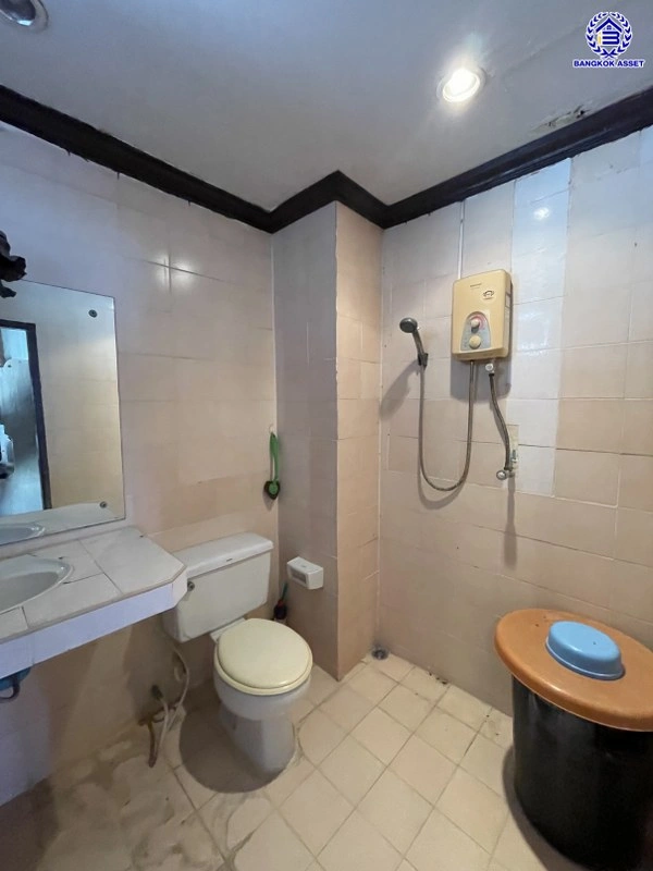 ทาวน์เฮ้าส์มือสอง 4 ชั้น โครงการ ศรีวรา ทาวน์อินทาวน์ หลังมุม เนื้อที่ 34 ตร.ว. พื้นที่ใช้สอย 240 ตร.ม. ฟังก์ชัน 3 ห้องนอน 4 ห้องน้ำ 2 ที่จอดรถ ทาวน์เฮ้าส์หลังมุม พื้นที่รอบบ้านกว้างขวาง ตั้งบนทำเลดี เชื่อมต่อหลายเส้นทาง ใกล้รถไฟฟ้าสายสีส้ม"สถานีรามคำแหง" ทางด่วน "ฉลองรัช" และเซ็นทรัล อีสต์วิลล์