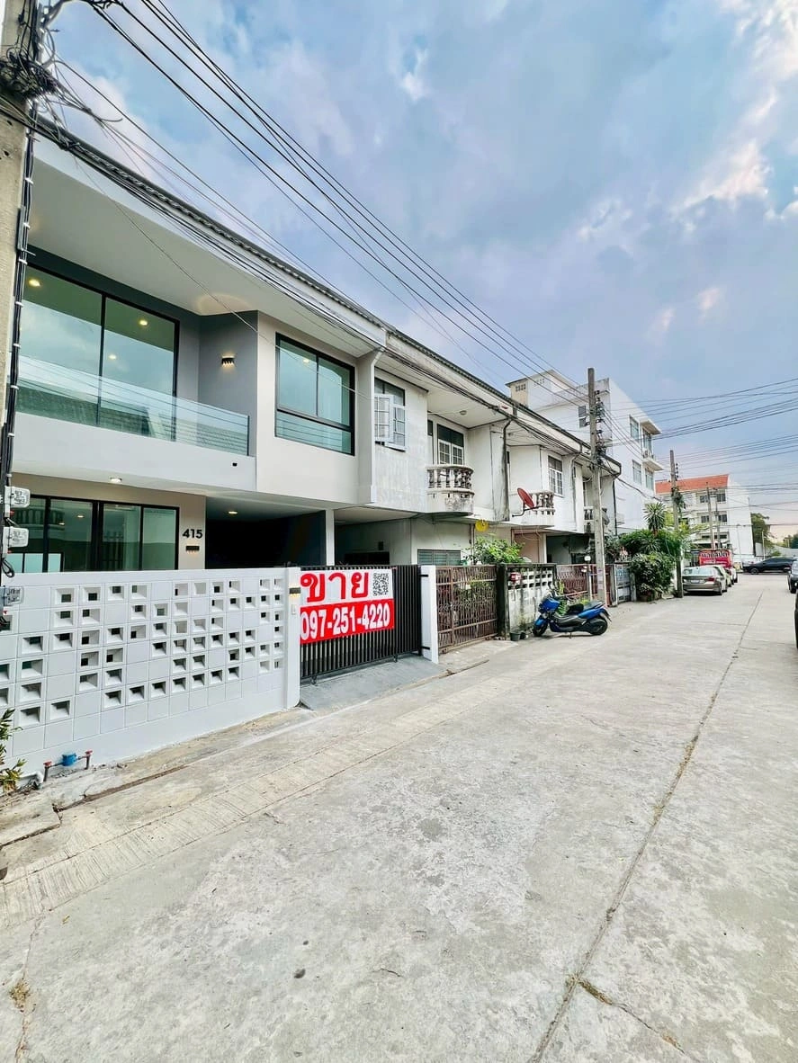 ขายทาวน์เฮ้าส์ นนทบุรี -สนามบินน้ำ พร้อมอยู่ ทำใหม่ทั้งหลัง ไม่ต้องเข้าซอยไปลึก ใกล้ สถานีรถไฟฟ้า สนามบินน้ำ