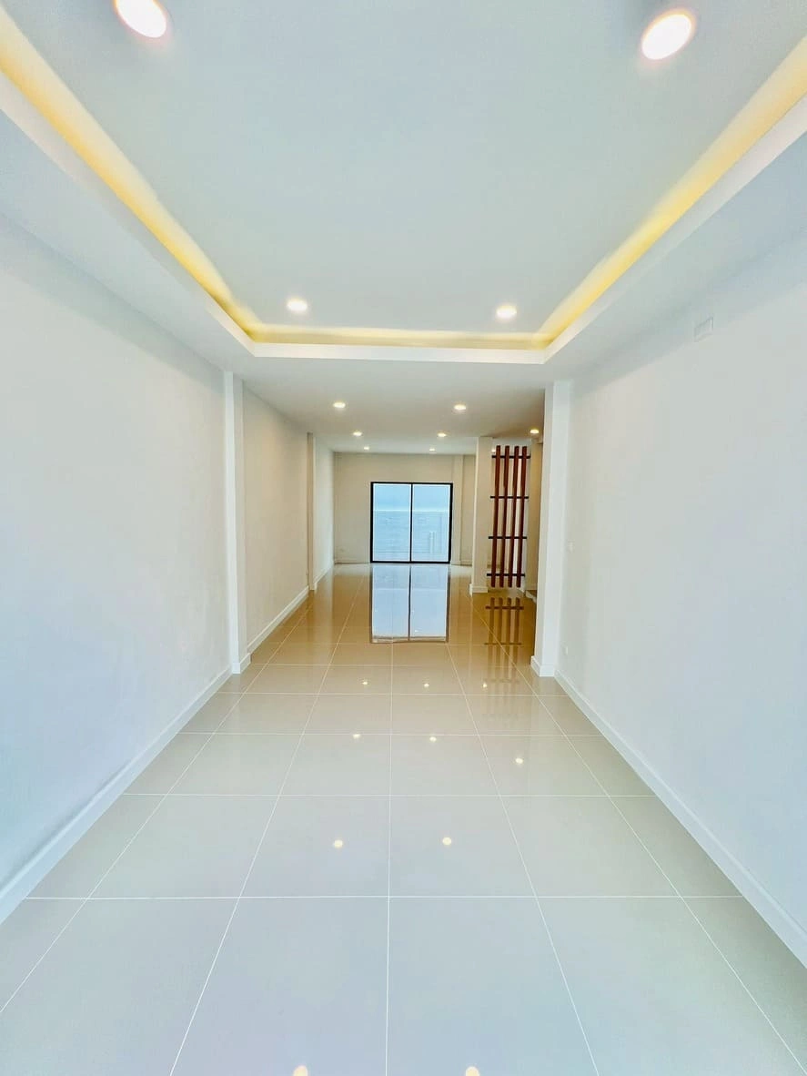 ขายทาวน์เฮ้าส์ นนทบุรี -สนามบินน้ำ พร้อมอยู่ ทำใหม่ทั้งหลัง ไม่ต้องเข้าซอยไปลึก ใกล้ สถานีรถไฟฟ้า สนามบินน้ำ