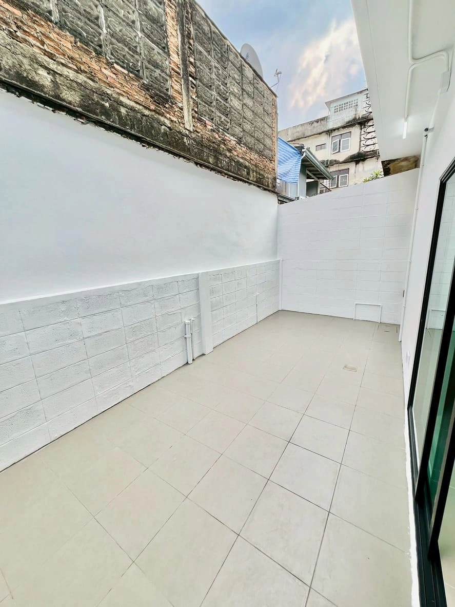 ขายทาวน์เฮ้าส์ นนทบุรี -สนามบินน้ำ พร้อมอยู่ ทำใหม่ทั้งหลัง ไม่ต้องเข้าซอยไปลึก ใกล้ สถานีรถไฟฟ้า สนามบินน้ำ