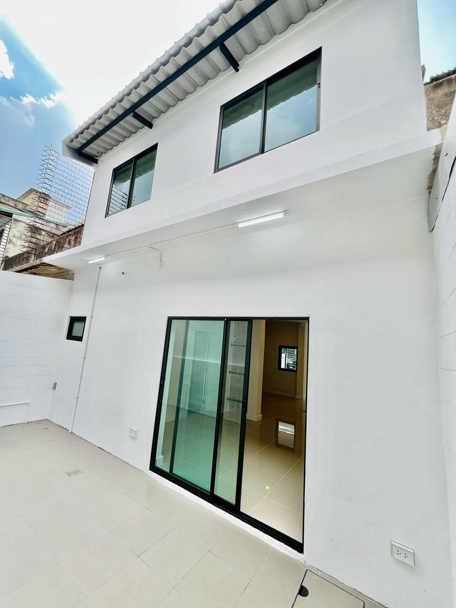 ขายทาวน์เฮ้าส์ นนทบุรี -สนามบินน้ำ พร้อมอยู่ ทำใหม่ทั้งหลัง ไม่ต้องเข้าซอยไปลึก ใกล้ สถานีรถไฟฟ้า สนามบินน้ำ