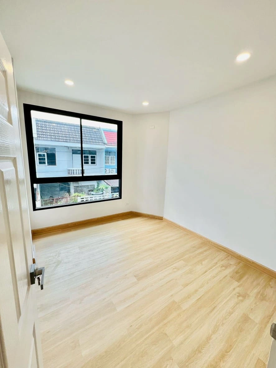 ขายทาวน์เฮ้าส์ นนทบุรี -สนามบินน้ำ พร้อมอยู่ ทำใหม่ทั้งหลัง ไม่ต้องเข้าซอยไปลึก ใกล้ สถานีรถไฟฟ้า สนามบินน้ำ