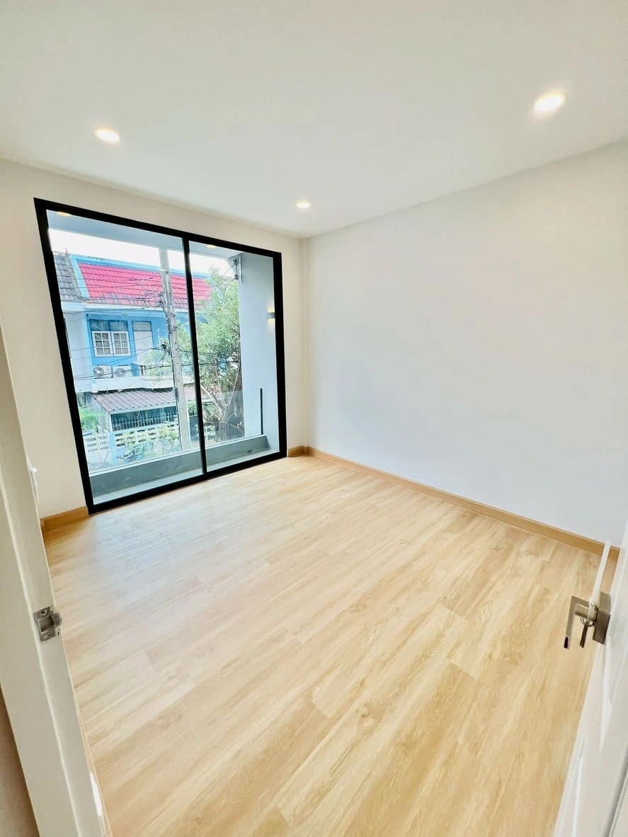 ขายทาวน์เฮ้าส์ นนทบุรี -สนามบินน้ำ พร้อมอยู่ ทำใหม่ทั้งหลัง ไม่ต้องเข้าซอยไปลึก ใกล้ สถานีรถไฟฟ้า สนามบินน้ำ