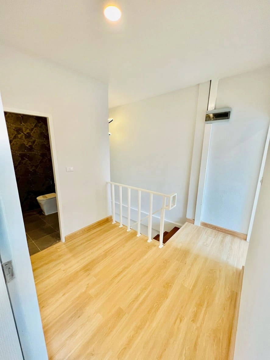 ขายทาวน์เฮ้าส์ นนทบุรี -สนามบินน้ำ พร้อมอยู่ ทำใหม่ทั้งหลัง ไม่ต้องเข้าซอยไปลึก ใกล้ สถานีรถไฟฟ้า สนามบินน้ำ