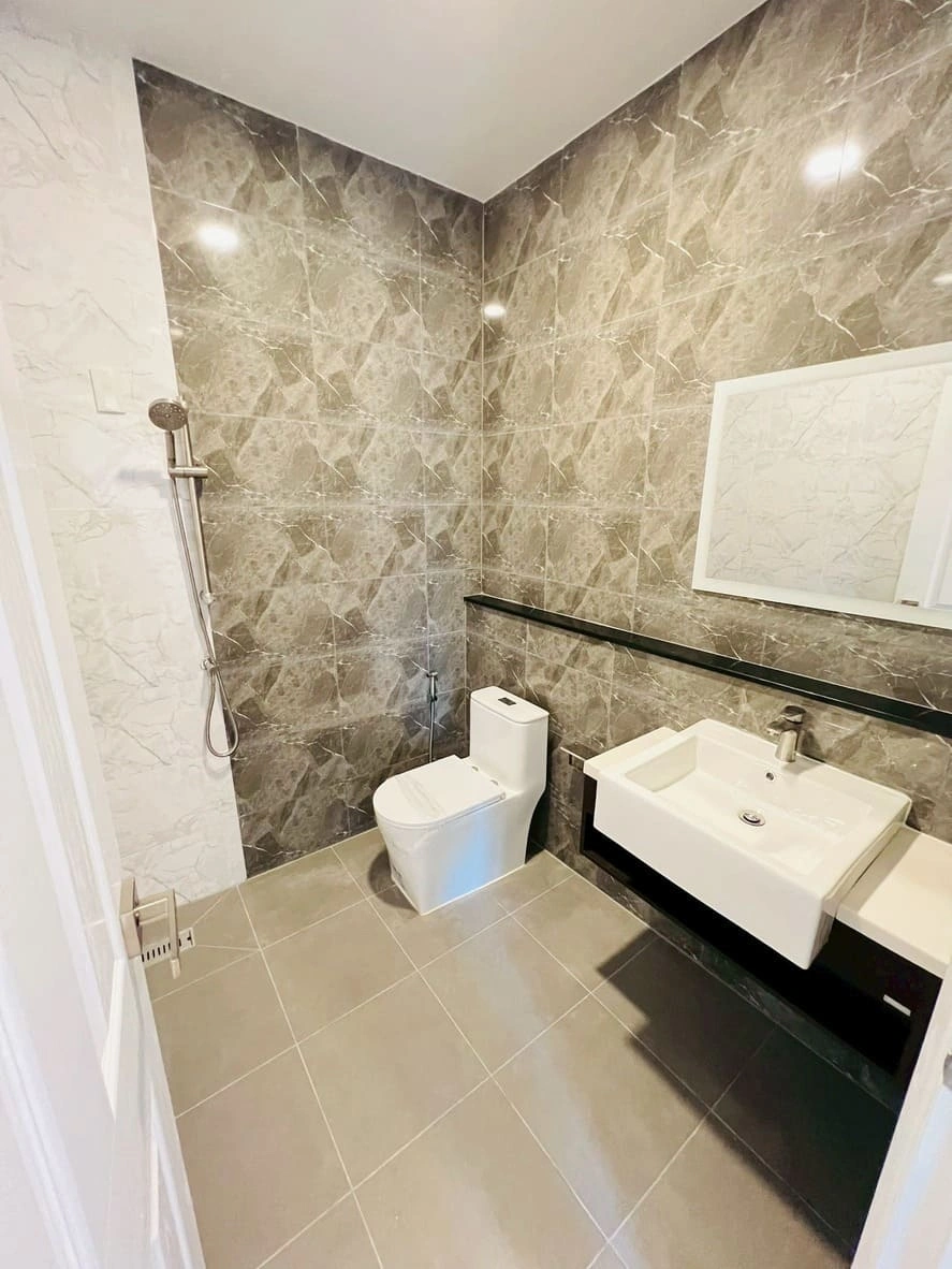 ขายทาวน์เฮ้าส์ นนทบุรี -สนามบินน้ำ พร้อมอยู่ ทำใหม่ทั้งหลัง ไม่ต้องเข้าซอยไปลึก ใกล้ สถานีรถไฟฟ้า สนามบินน้ำ