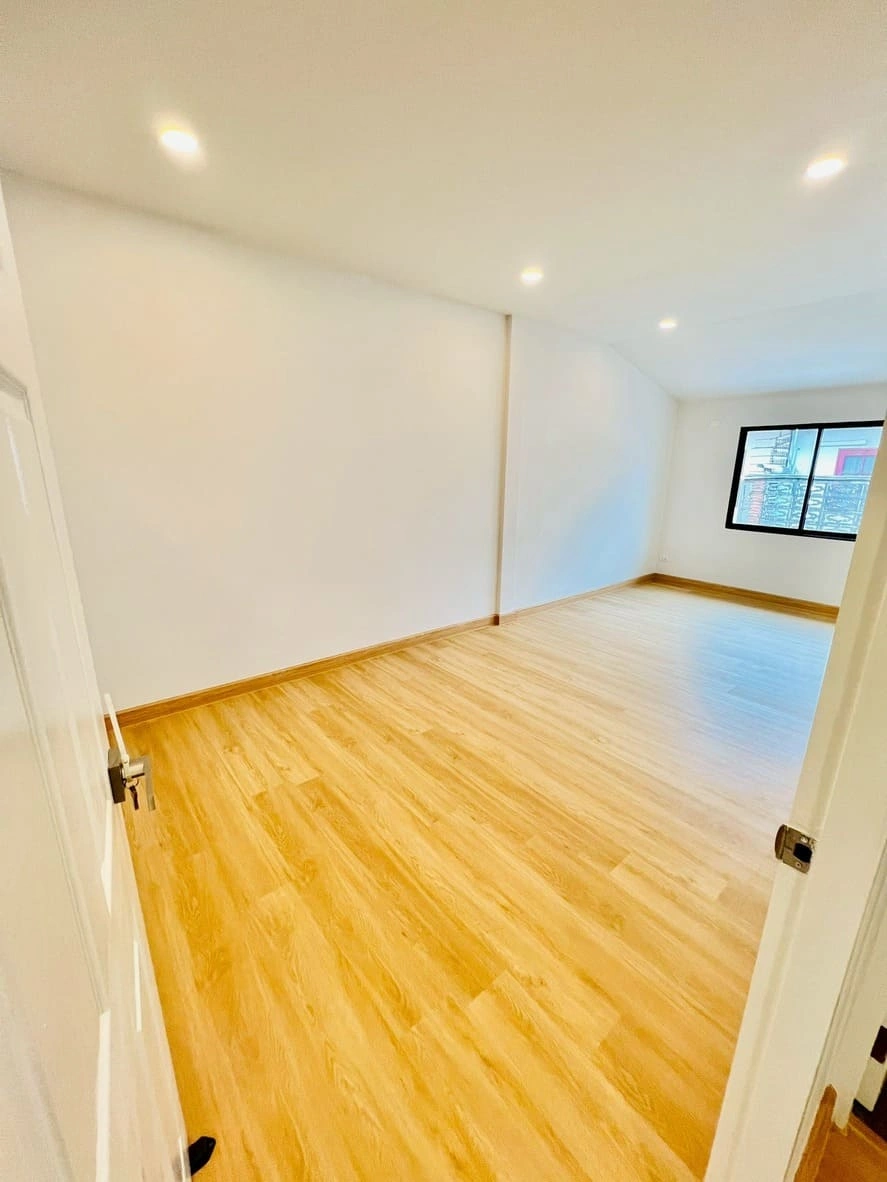 ขายทาวน์เฮ้าส์ นนทบุรี -สนามบินน้ำ พร้อมอยู่ ทำใหม่ทั้งหลัง ไม่ต้องเข้าซอยไปลึก ใกล้ สถานีรถไฟฟ้า สนามบินน้ำ