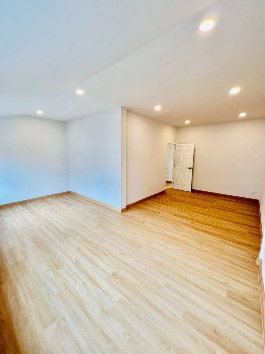 ขายทาวน์เฮ้าส์ นนทบุรี -สนามบินน้ำ พร้อมอยู่ ทำใหม่ทั้งหลัง ไม่ต้องเข้าซอยไปลึก ใกล้ สถานีรถไฟฟ้า สนามบินน้ำ