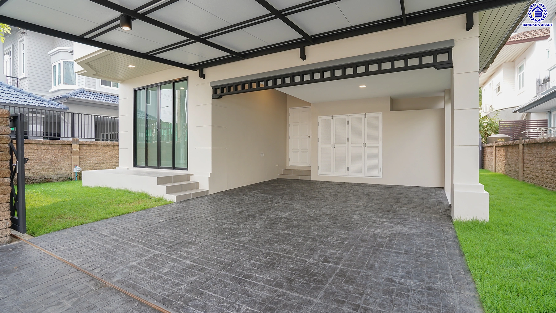 บ้านรีโนเวทใหม่ โครงการ ธนาสิริ รัตนาธิเบศร์ เนื้อที่ 52 ตร.ว. พื้นที่ใช้สอย 187 ตร.ม. ดีไซน์ตอบทุกไลฟ์สไตล์ ฟังก์ชัน 3 ห้องนอน 3 ห้องน้ำ จอดรถได้ 2 คัน บนทำเลติดถนนรัตนาธิเบศร์ เชื่อมต่อหลายเส้นทาง ใกล้รถไฟฟ้าสายสีม่วง "สถานีบางรักใหญ่" และจุดขึ้นทางด่วน "ศรีรัช"