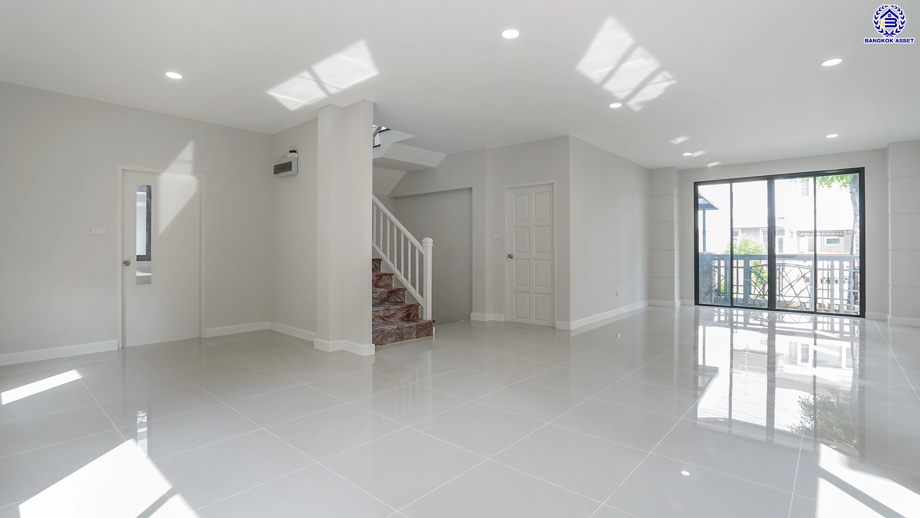 บ้านรีโนเวทใหม่ โครงการ ธนาสิริ รัตนาธิเบศร์ เนื้อที่ 52 ตร.ว. พื้นที่ใช้สอย 187 ตร.ม. ดีไซน์ตอบทุกไลฟ์สไตล์ ฟังก์ชัน 3 ห้องนอน 3 ห้องน้ำ จอดรถได้ 2 คัน บนทำเลติดถนนรัตนาธิเบศร์ เชื่อมต่อหลายเส้นทาง ใกล้รถไฟฟ้าสายสีม่วง "สถานีบางรักใหญ่" และจุดขึ้นทางด่วน "ศรีรัช"