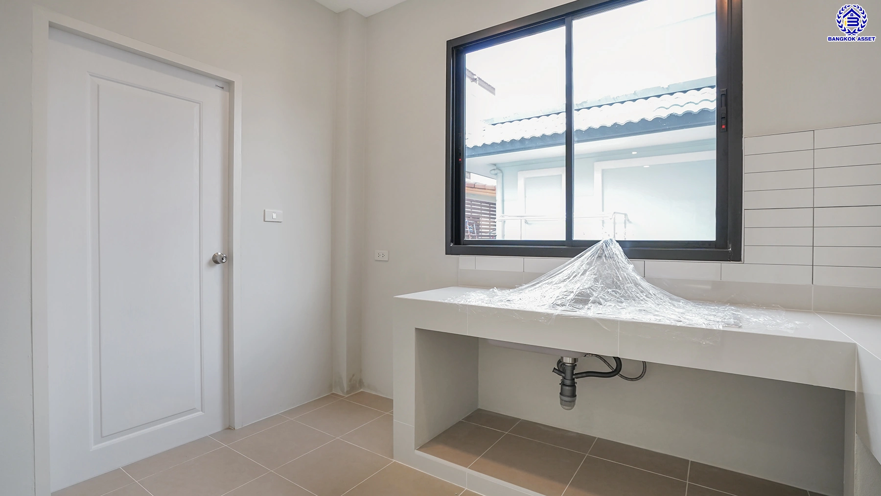 บ้านรีโนเวทใหม่ โครงการ ธนาสิริ รัตนาธิเบศร์ เนื้อที่ 52 ตร.ว. พื้นที่ใช้สอย 187 ตร.ม. ดีไซน์ตอบทุกไลฟ์สไตล์ ฟังก์ชัน 3 ห้องนอน 3 ห้องน้ำ จอดรถได้ 2 คัน บนทำเลติดถนนรัตนาธิเบศร์ เชื่อมต่อหลายเส้นทาง ใกล้รถไฟฟ้าสายสีม่วง "สถานีบางรักใหญ่" และจุดขึ้นทางด่วน "ศรีรัช"