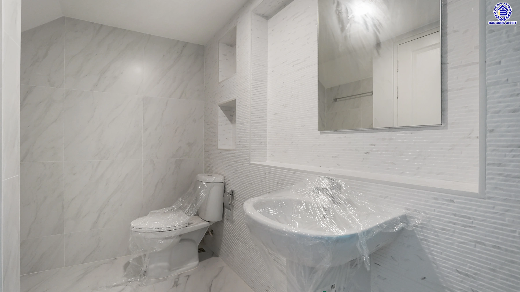 บ้านรีโนเวทใหม่ โครงการ ธนาสิริ รัตนาธิเบศร์ เนื้อที่ 52 ตร.ว. พื้นที่ใช้สอย 187 ตร.ม. ดีไซน์ตอบทุกไลฟ์สไตล์ ฟังก์ชัน 3 ห้องนอน 3 ห้องน้ำ จอดรถได้ 2 คัน บนทำเลติดถนนรัตนาธิเบศร์ เชื่อมต่อหลายเส้นทาง ใกล้รถไฟฟ้าสายสีม่วง "สถานีบางรักใหญ่" และจุดขึ้นทางด่วน "ศรีรัช"