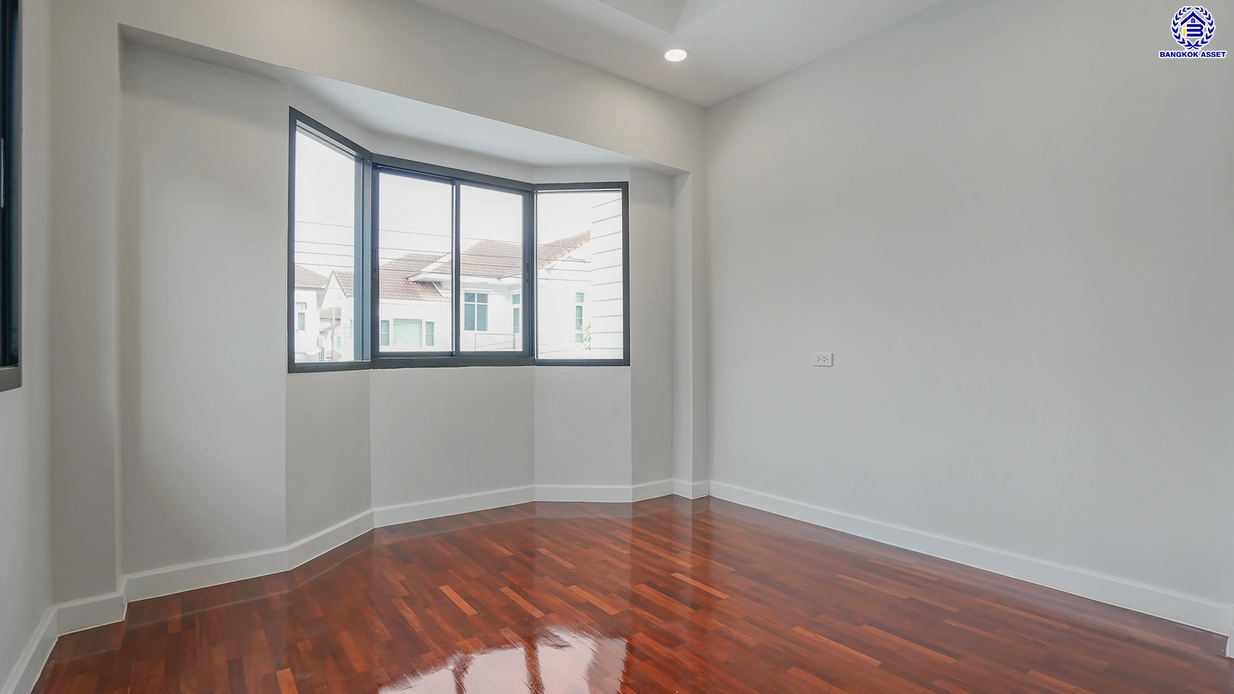 บ้านรีโนเวทใหม่ โครงการ ธนาสิริ รัตนาธิเบศร์ เนื้อที่ 52 ตร.ว. พื้นที่ใช้สอย 187 ตร.ม. ดีไซน์ตอบทุกไลฟ์สไตล์ ฟังก์ชัน 3 ห้องนอน 3 ห้องน้ำ จอดรถได้ 2 คัน บนทำเลติดถนนรัตนาธิเบศร์ เชื่อมต่อหลายเส้นทาง ใกล้รถไฟฟ้าสายสีม่วง "สถานีบางรักใหญ่" และจุดขึ้นทางด่วน "ศรีรัช"