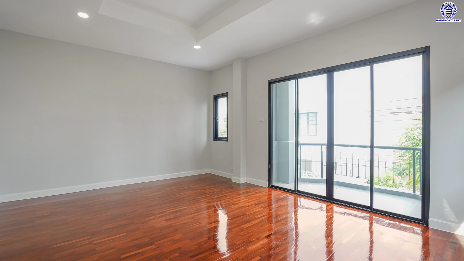 บ้านรีโนเวทใหม่ โครงการ ธนาสิริ รัตนาธิเบศร์ เนื้อที่ 52 ตร.ว. พื้นที่ใช้สอย 187 ตร.ม. ดีไซน์ตอบทุกไลฟ์สไตล์ ฟังก์ชัน 3 ห้องนอน 3 ห้องน้ำ จอดรถได้ 2 คัน บนทำเลติดถนนรัตนาธิเบศร์ เชื่อมต่อหลายเส้นทาง ใกล้รถไฟฟ้าสายสีม่วง "สถานีบางรักใหญ่" และจุดขึ้นทางด่วน "ศรีรัช"