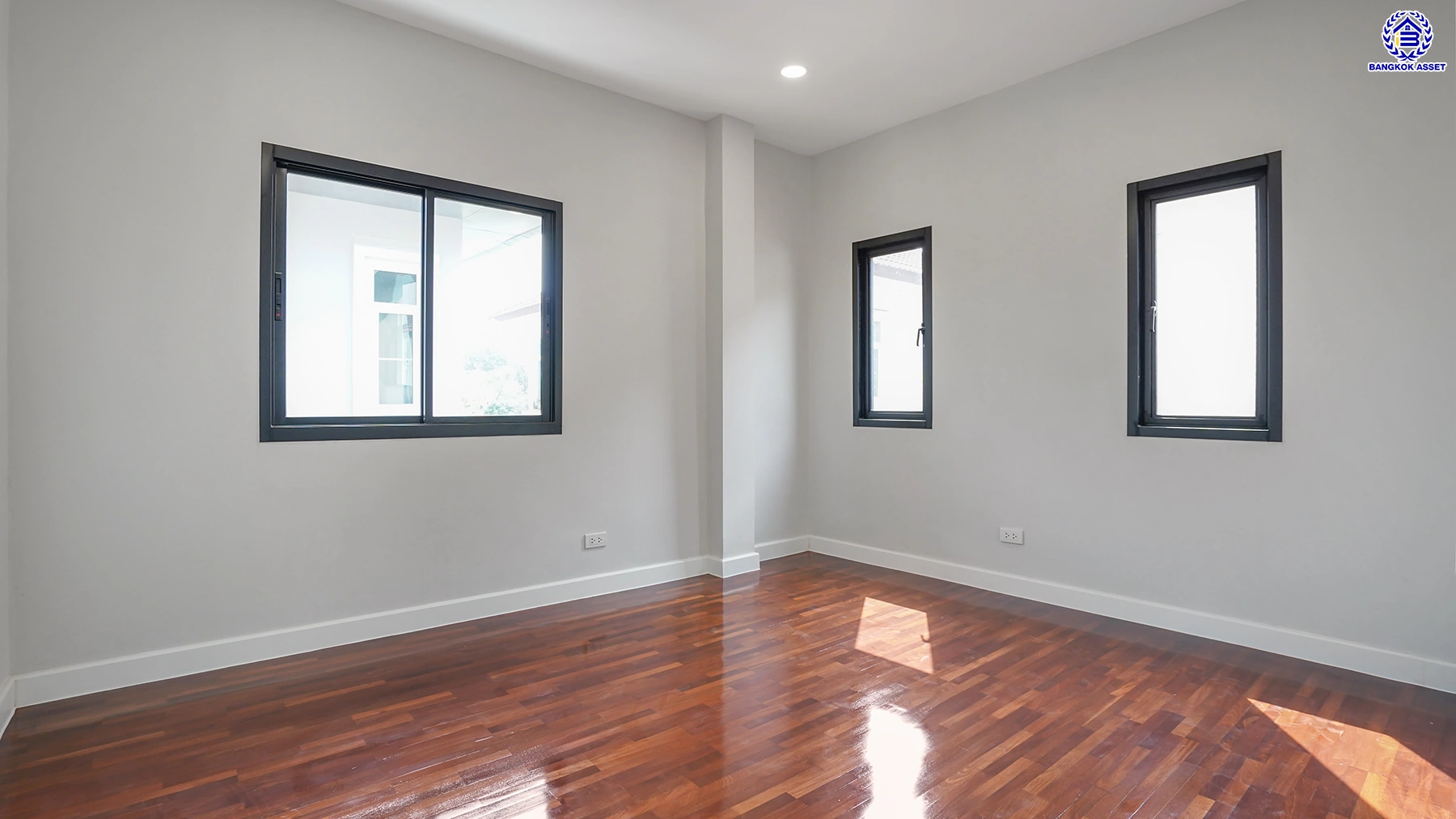 บ้านรีโนเวทใหม่ โครงการ ธนาสิริ รัตนาธิเบศร์ เนื้อที่ 52 ตร.ว. พื้นที่ใช้สอย 187 ตร.ม. ดีไซน์ตอบทุกไลฟ์สไตล์ ฟังก์ชัน 3 ห้องนอน 3 ห้องน้ำ จอดรถได้ 2 คัน บนทำเลติดถนนรัตนาธิเบศร์ เชื่อมต่อหลายเส้นทาง ใกล้รถไฟฟ้าสายสีม่วง "สถานีบางรักใหญ่" และจุดขึ้นทางด่วน "ศรีรัช"