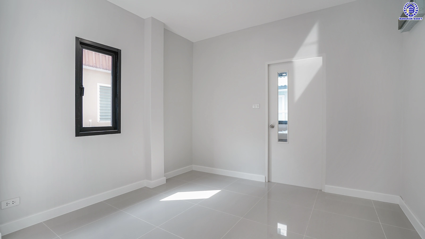 บ้านรีโนเวทใหม่ โครงการ ธนาสิริ รัตนาธิเบศร์ เนื้อที่ 52 ตร.ว. พื้นที่ใช้สอย 187 ตร.ม. ดีไซน์ตอบทุกไลฟ์สไตล์ ฟังก์ชัน 3 ห้องนอน 3 ห้องน้ำ จอดรถได้ 2 คัน บนทำเลติดถนนรัตนาธิเบศร์ เชื่อมต่อหลายเส้นทาง ใกล้รถไฟฟ้าสายสีม่วง "สถานีบางรักใหญ่" และจุดขึ้นทางด่วน "ศรีรัช"