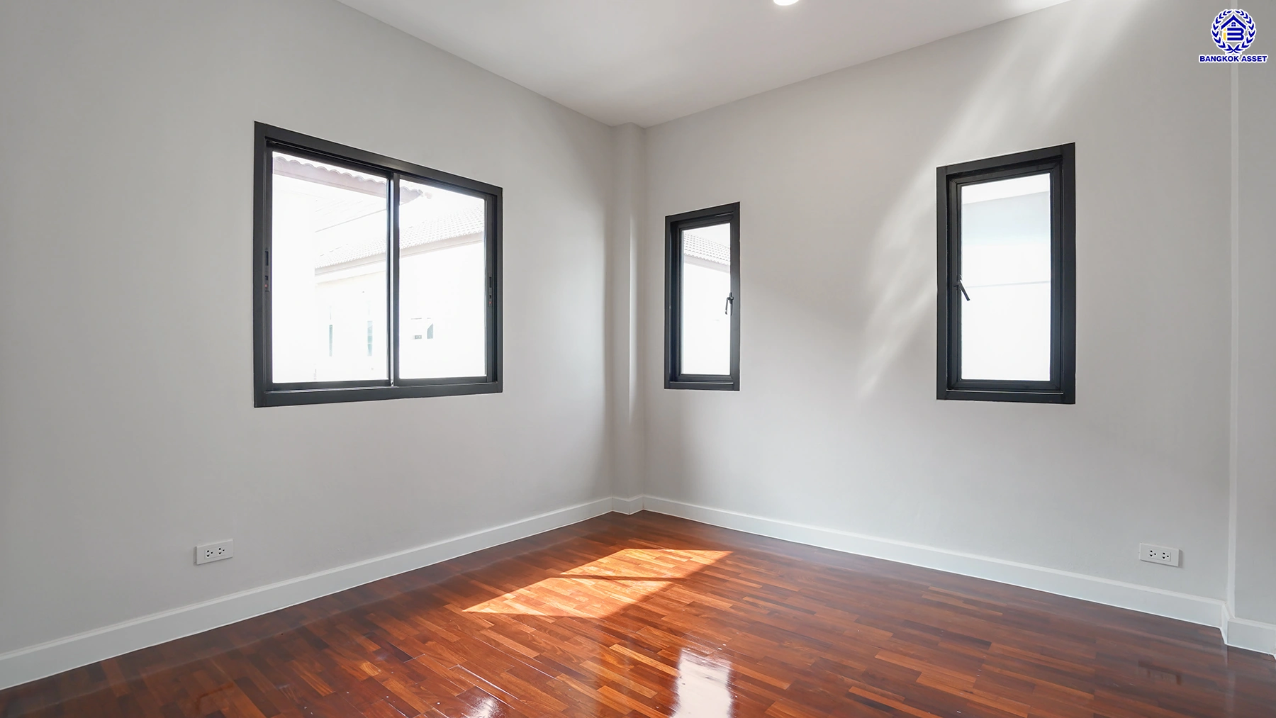 บ้านรีโนเวทใหม่ โครงการ ธนาสิริ รัตนาธิเบศร์ เนื้อที่ 52 ตร.ว. พื้นที่ใช้สอย 187 ตร.ม. ดีไซน์ตอบทุกไลฟ์สไตล์ ฟังก์ชัน 3 ห้องนอน 3 ห้องน้ำ จอดรถได้ 2 คัน บนทำเลติดถนนรัตนาธิเบศร์ เชื่อมต่อหลายเส้นทาง ใกล้รถไฟฟ้าสายสีม่วง "สถานีบางรักใหญ่" และจุดขึ้นทางด่วน "ศรีรัช"