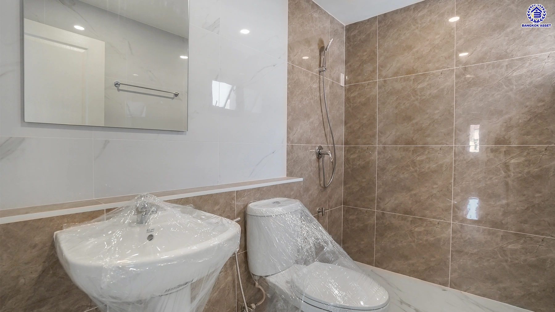 บ้านรีโนเวทใหม่ โครงการ ธนาสิริ รัตนาธิเบศร์ เนื้อที่ 52 ตร.ว. พื้นที่ใช้สอย 187 ตร.ม. ดีไซน์ตอบทุกไลฟ์สไตล์ ฟังก์ชัน 3 ห้องนอน 3 ห้องน้ำ จอดรถได้ 2 คัน บนทำเลติดถนนรัตนาธิเบศร์ เชื่อมต่อหลายเส้นทาง ใกล้รถไฟฟ้าสายสีม่วง "สถานีบางรักใหญ่" และจุดขึ้นทางด่วน "ศรีรัช"