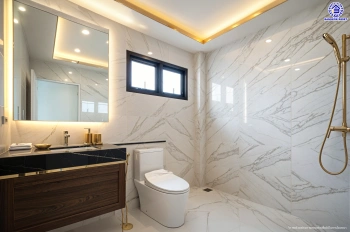 บ้านรีโนเวทใหม่ โครงการ ธนาสิริ รัตนาธิเบศร์ เนื้อที่ 52 ตร.ว. พื้นที่ใช้สอย 187 ตร.ม. ดีไซน์ตอบทุกไลฟ์สไตล์ ฟังก์ชัน 3 ห้องนอน 3 ห้องน้ำ จอดรถได้ 2 คัน บนทำเลติดถนนรัตนาธิเบศร์ เชื่อมต่อหลายเส้นทาง ใกล้รถไฟฟ้าสายสีม่วง "สถานีบางรักใหญ่" และจุดขึ้นทางด่วน "ศรีรัช"