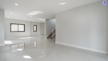 บ้านรีโนเวทใหม่ โครงการ ธนาสิริ รัตนาธิเบศร์ เนื้อที่ 52 ตร.ว. พื้นที่ใช้สอย 187 ตร.ม. ดีไซน์ตอบทุกไลฟ์สไตล์ ฟังก์ชัน 3 ห้องนอน 3 ห้องน้ำ จอดรถได้ 2 คัน บนทำเลติดถนนรัตนาธิเบศร์ เชื่อมต่อหลายเส้นทาง ใกล้รถไฟฟ้าสายสีม่วง "สถานีบางรักใหญ่" และจุดขึ้นทางด่วน "ศรีรัช"