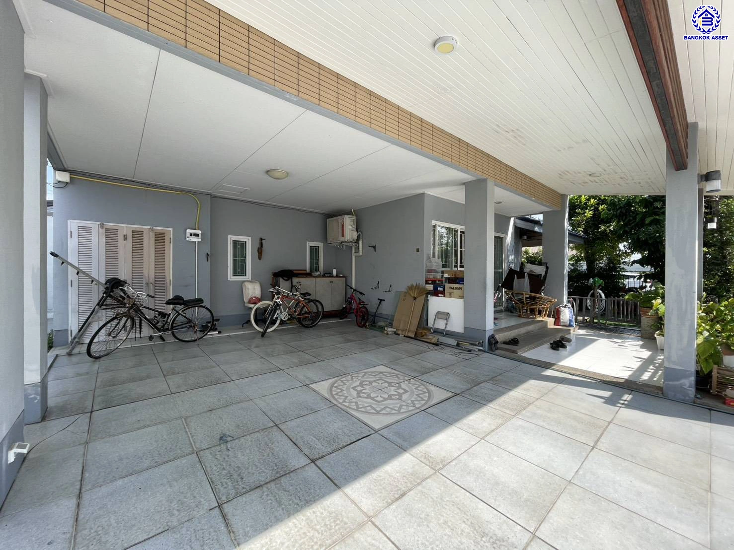 บ้านมือสองนนทบุรี โครงการ เทรนดี้ ธารา บางใหญ่ หลังมุม เนื้อที่ 72.1 ตร.ว. พื้นที่ใช้สอย 180 ตร.ม. ฟังก์ชัน 3 ห้องนอน 3 ห้องน้ำ จอดรถได้ 2 คัน ตอบโจทย์ทุกความต้องการของผู้อยู่อาศัย เชื่อมต่อหลายเส้นทาง ใกล้รถไฟฟ้าสายสีม่วง "สถานีคลองบางไผ่"