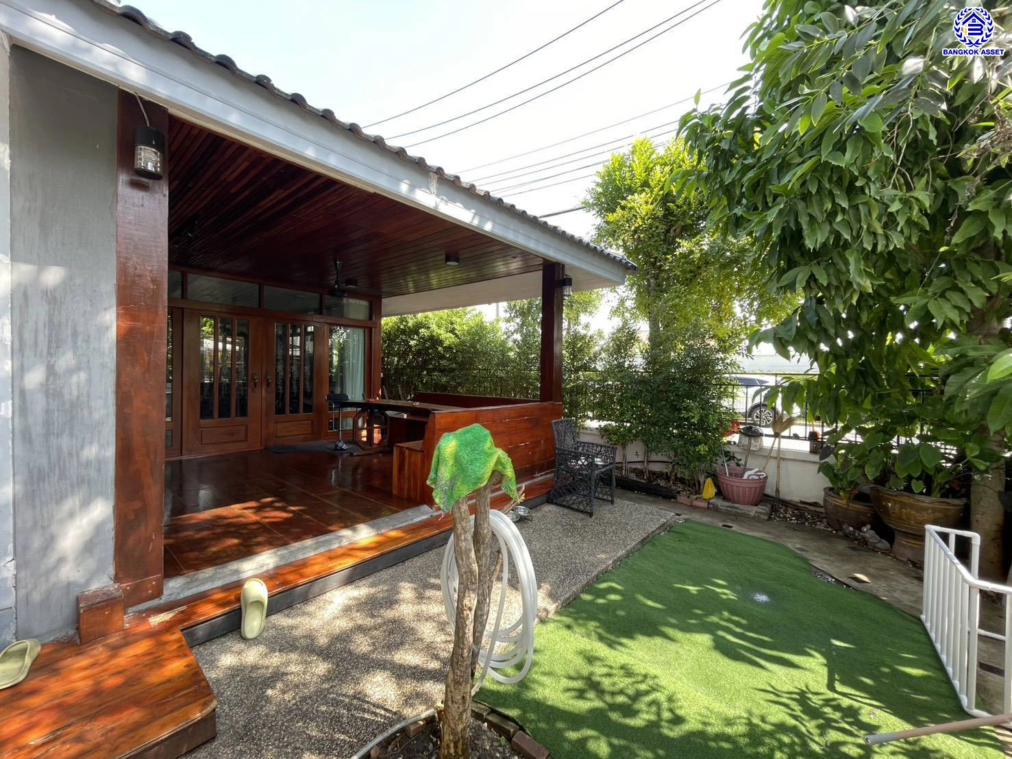 บ้านมือสองนนทบุรี โครงการ เทรนดี้ ธารา บางใหญ่ หลังมุม เนื้อที่ 72.1 ตร.ว. พื้นที่ใช้สอย 180 ตร.ม. ฟังก์ชัน 3 ห้องนอน 3 ห้องน้ำ จอดรถได้ 2 คัน ตอบโจทย์ทุกความต้องการของผู้อยู่อาศัย เชื่อมต่อหลายเส้นทาง ใกล้รถไฟฟ้าสายสีม่วง "สถานีคลองบางไผ่"