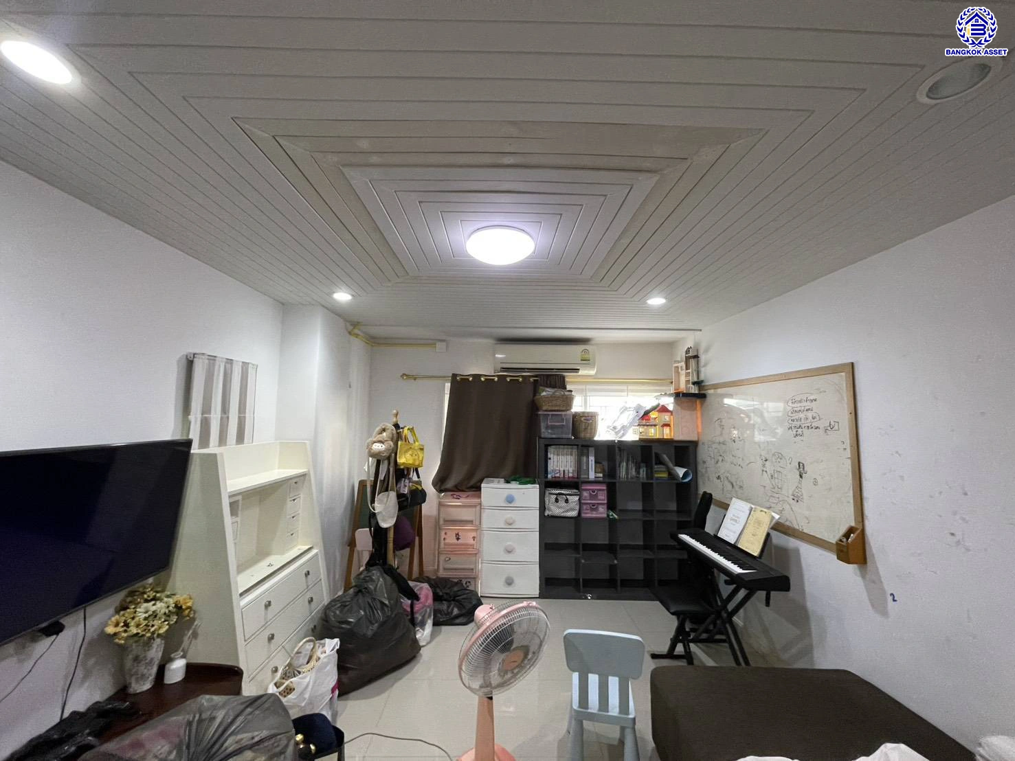 บ้านมือสองนนทบุรี โครงการ เทรนดี้ ธารา บางใหญ่ หลังมุม เนื้อที่ 72.1 ตร.ว. พื้นที่ใช้สอย 180 ตร.ม. ฟังก์ชัน 3 ห้องนอน 3 ห้องน้ำ จอดรถได้ 2 คัน ตอบโจทย์ทุกความต้องการของผู้อยู่อาศัย เชื่อมต่อหลายเส้นทาง ใกล้รถไฟฟ้าสายสีม่วง "สถานีคลองบางไผ่"