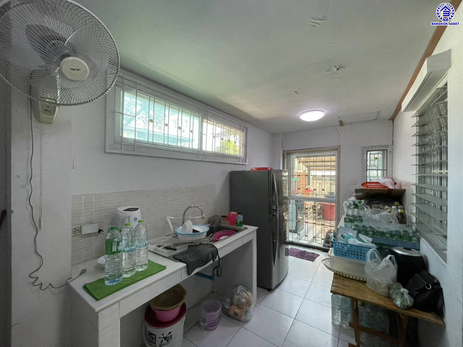 บ้านมือสองนนทบุรี โครงการ เทรนดี้ ธารา บางใหญ่ หลังมุม เนื้อที่ 72.1 ตร.ว. พื้นที่ใช้สอย 180 ตร.ม. ฟังก์ชัน 3 ห้องนอน 3 ห้องน้ำ จอดรถได้ 2 คัน ตอบโจทย์ทุกความต้องการของผู้อยู่อาศัย เชื่อมต่อหลายเส้นทาง ใกล้รถไฟฟ้าสายสีม่วง "สถานีคลองบางไผ่"