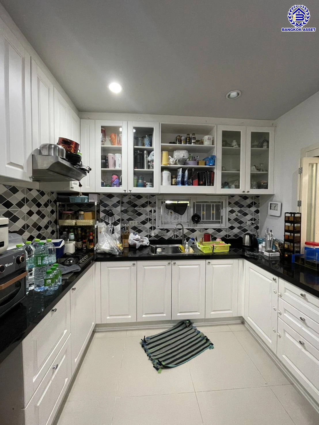 บ้านมือสองนนทบุรี โครงการ เทรนดี้ ธารา บางใหญ่ หลังมุม เนื้อที่ 72.1 ตร.ว. พื้นที่ใช้สอย 180 ตร.ม. ฟังก์ชัน 3 ห้องนอน 3 ห้องน้ำ จอดรถได้ 2 คัน ตอบโจทย์ทุกความต้องการของผู้อยู่อาศัย เชื่อมต่อหลายเส้นทาง ใกล้รถไฟฟ้าสายสีม่วง "สถานีคลองบางไผ่"