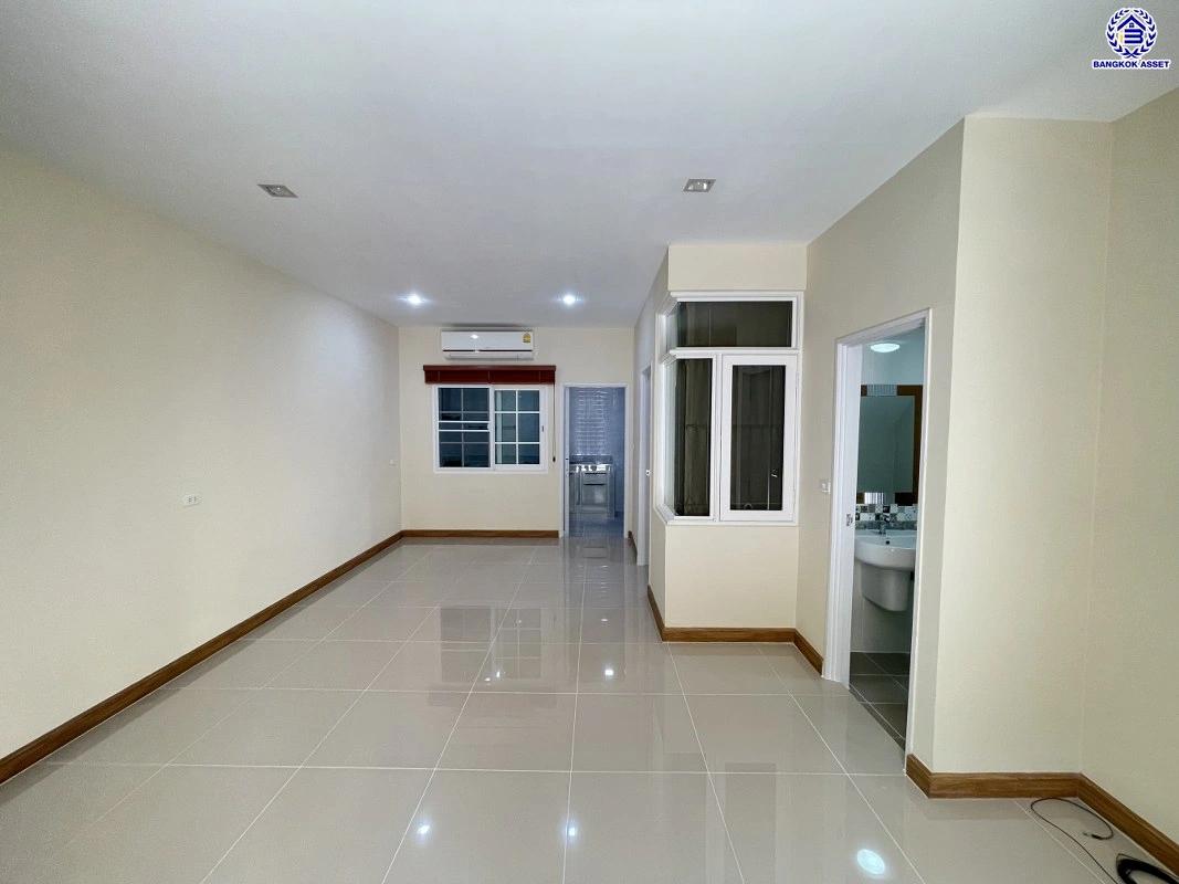 ทาวน์เฮ้าส์มือสองนนทบุรี โครงการ โกลเด้นทาวน์ รัตนาธิเบศร์-สถานีรถไฟฟ้าไทรม้า เนื้อที่ 21.2 ตร.ว. พื้นที่ใช้สอย 131 ตร.ม. ฟังก์ชัน 4 ห้องนอน 3 ห้องน้ำ จอดรถได้ 2 คัน บนทำเลเดินทางสะดวก เชื่อมต่อ ถนนราชพฤกษ์, ถนนรัตนาธิเบศร์, ถนนชัยพฤกษ์ ใกล้รถไฟฟ้าสายสีม่วง "สถานีไทรม้า"