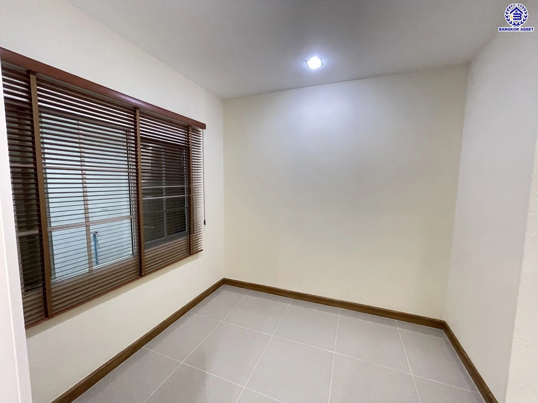 ทาวน์เฮ้าส์มือสองนนทบุรี โครงการ โกลเด้นทาวน์ รัตนาธิเบศร์-สถานีรถไฟฟ้าไทรม้า เนื้อที่ 21.2 ตร.ว. พื้นที่ใช้สอย 131 ตร.ม. ฟังก์ชัน 4 ห้องนอน 3 ห้องน้ำ จอดรถได้ 2 คัน บนทำเลเดินทางสะดวก เชื่อมต่อ ถนนราชพฤกษ์, ถนนรัตนาธิเบศร์, ถนนชัยพฤกษ์ ใกล้รถไฟฟ้าสายสีม่วง "สถานีไทรม้า"