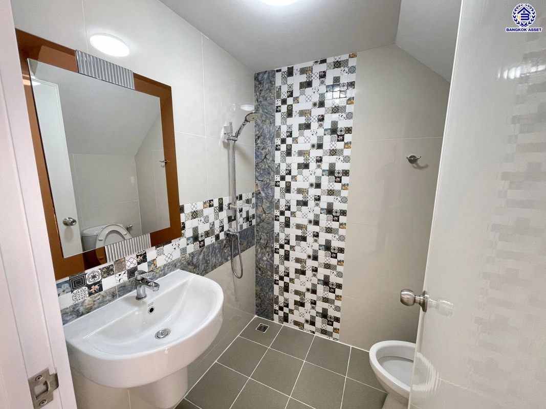 ทาวน์เฮ้าส์มือสองนนทบุรี โครงการ โกลเด้นทาวน์ รัตนาธิเบศร์-สถานีรถไฟฟ้าไทรม้า เนื้อที่ 21.2 ตร.ว. พื้นที่ใช้สอย 131 ตร.ม. ฟังก์ชัน 4 ห้องนอน 3 ห้องน้ำ จอดรถได้ 2 คัน บนทำเลเดินทางสะดวก เชื่อมต่อ ถนนราชพฤกษ์, ถนนรัตนาธิเบศร์, ถนนชัยพฤกษ์ ใกล้รถไฟฟ้าสายสีม่วง "สถานีไทรม้า"