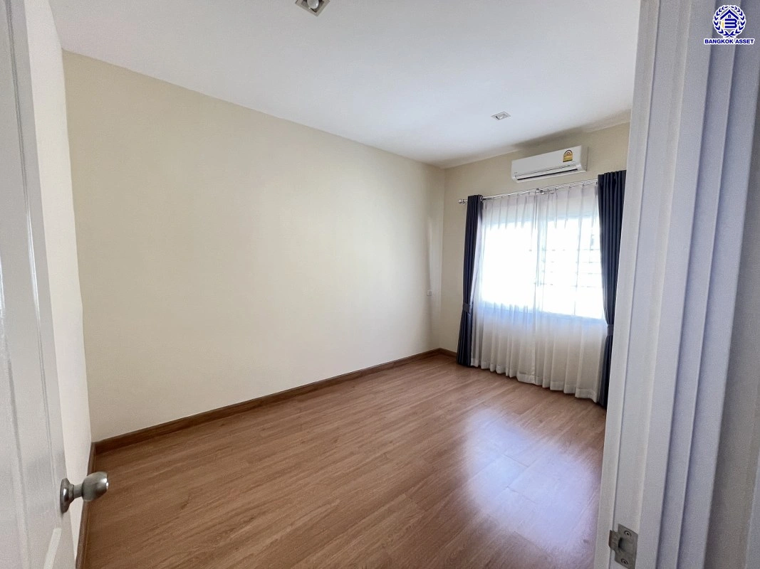 ทาวน์เฮ้าส์มือสองนนทบุรี โครงการ โกลเด้นทาวน์ รัตนาธิเบศร์-สถานีรถไฟฟ้าไทรม้า เนื้อที่ 21.2 ตร.ว. พื้นที่ใช้สอย 131 ตร.ม. ฟังก์ชัน 4 ห้องนอน 3 ห้องน้ำ จอดรถได้ 2 คัน บนทำเลเดินทางสะดวก เชื่อมต่อ ถนนราชพฤกษ์, ถนนรัตนาธิเบศร์, ถนนชัยพฤกษ์ ใกล้รถไฟฟ้าสายสีม่วง "สถานีไทรม้า"