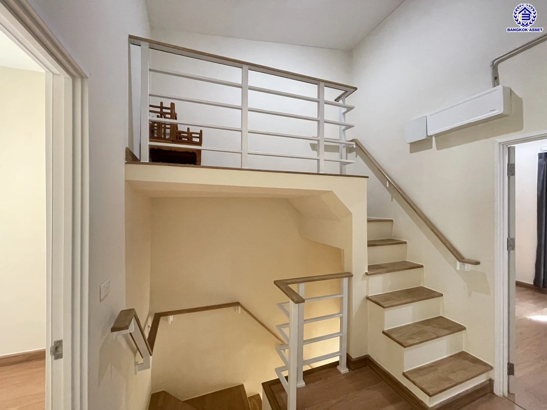 ทาวน์เฮ้าส์มือสองนนทบุรี โครงการ โกลเด้นทาวน์ รัตนาธิเบศร์-สถานีรถไฟฟ้าไทรม้า เนื้อที่ 21.2 ตร.ว. พื้นที่ใช้สอย 131 ตร.ม. ฟังก์ชัน 4 ห้องนอน 3 ห้องน้ำ จอดรถได้ 2 คัน บนทำเลเดินทางสะดวก เชื่อมต่อ ถนนราชพฤกษ์, ถนนรัตนาธิเบศร์, ถนนชัยพฤกษ์ ใกล้รถไฟฟ้าสายสีม่วง "สถานีไทรม้า"