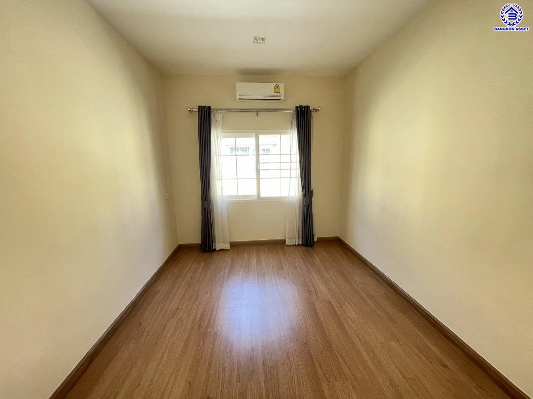 ทาวน์เฮ้าส์มือสองนนทบุรี โครงการ โกลเด้นทาวน์ รัตนาธิเบศร์-สถานีรถไฟฟ้าไทรม้า เนื้อที่ 21.2 ตร.ว. พื้นที่ใช้สอย 131 ตร.ม. ฟังก์ชัน 4 ห้องนอน 3 ห้องน้ำ จอดรถได้ 2 คัน บนทำเลเดินทางสะดวก เชื่อมต่อ ถนนราชพฤกษ์, ถนนรัตนาธิเบศร์, ถนนชัยพฤกษ์ ใกล้รถไฟฟ้าสายสีม่วง "สถานีไทรม้า"