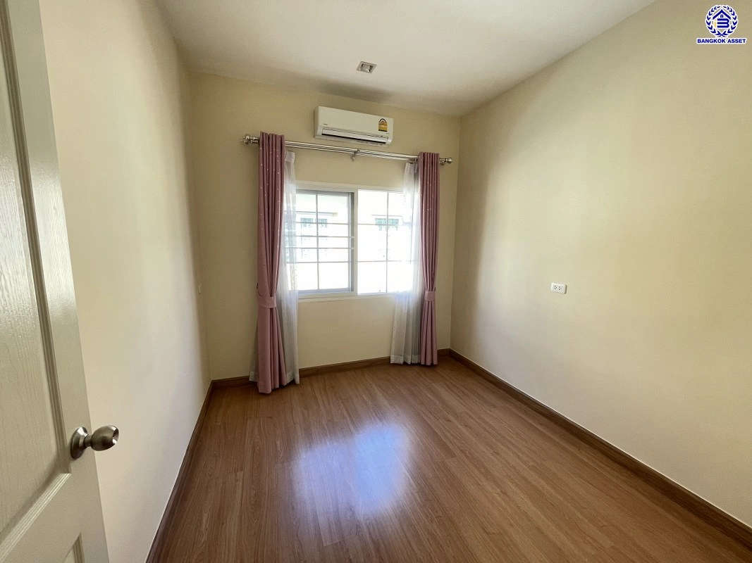 ทาวน์เฮ้าส์มือสองนนทบุรี โครงการ โกลเด้นทาวน์ รัตนาธิเบศร์-สถานีรถไฟฟ้าไทรม้า เนื้อที่ 21.2 ตร.ว. พื้นที่ใช้สอย 131 ตร.ม. ฟังก์ชัน 4 ห้องนอน 3 ห้องน้ำ จอดรถได้ 2 คัน บนทำเลเดินทางสะดวก เชื่อมต่อ ถนนราชพฤกษ์, ถนนรัตนาธิเบศร์, ถนนชัยพฤกษ์ ใกล้รถไฟฟ้าสายสีม่วง "สถานีไทรม้า"