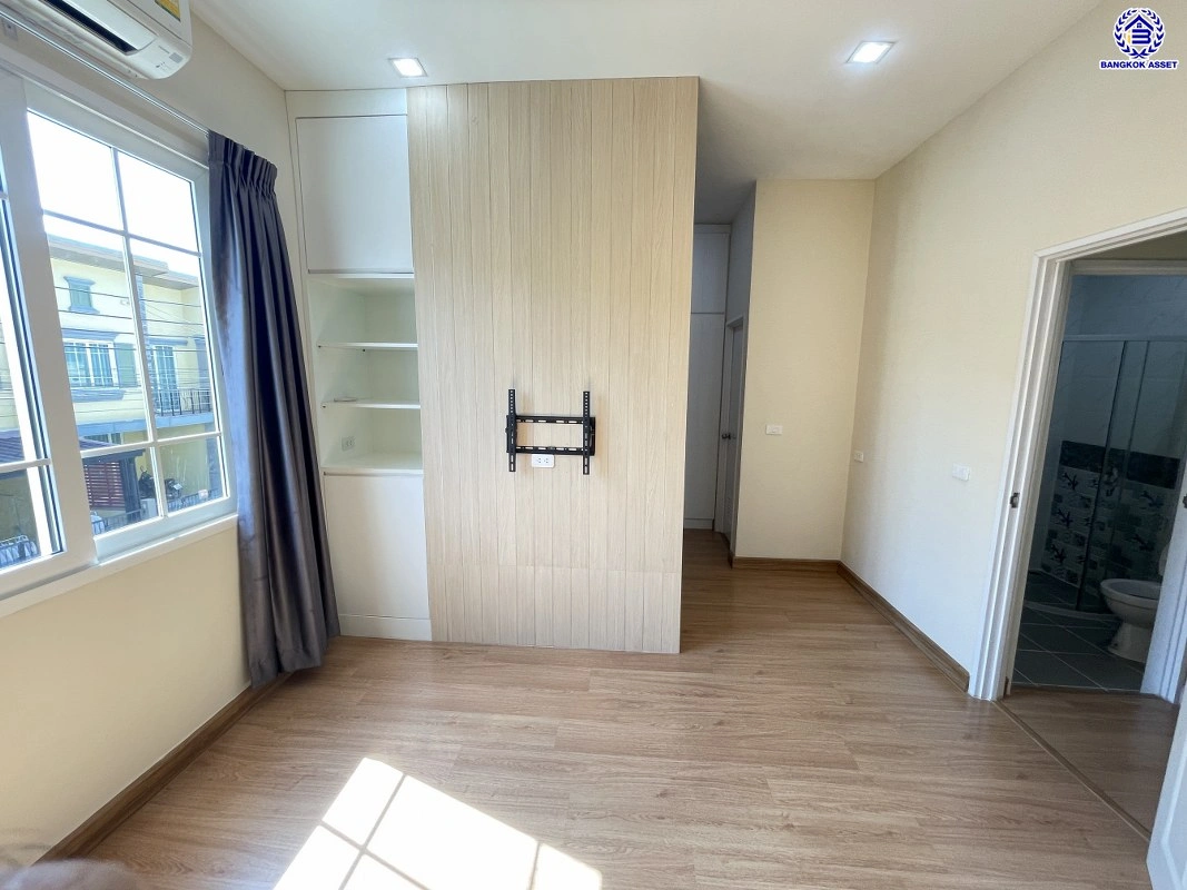 ทาวน์เฮ้าส์มือสองนนทบุรี โครงการ โกลเด้นทาวน์ รัตนาธิเบศร์-สถานีรถไฟฟ้าไทรม้า เนื้อที่ 21.2 ตร.ว. พื้นที่ใช้สอย 131 ตร.ม. ฟังก์ชัน 4 ห้องนอน 3 ห้องน้ำ จอดรถได้ 2 คัน บนทำเลเดินทางสะดวก เชื่อมต่อ ถนนราชพฤกษ์, ถนนรัตนาธิเบศร์, ถนนชัยพฤกษ์ ใกล้รถไฟฟ้าสายสีม่วง "สถานีไทรม้า"