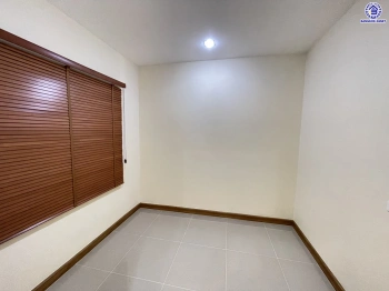 ทาวน์เฮ้าส์มือสองนนทบุรี โครงการ โกลเด้นทาวน์ รัตนาธิเบศร์-สถานีรถไฟฟ้าไทรม้า เนื้อที่ 21.2 ตร.ว. พื้นที่ใช้สอย 131 ตร.ม. ฟังก์ชัน 4 ห้องนอน 3 ห้องน้ำ จอดรถได้ 2 คัน บนทำเลเดินทางสะดวก เชื่อมต่อ ถนนราชพฤกษ์, ถนนรัตนาธิเบศร์, ถนนชัยพฤกษ์ ใกล้รถไฟฟ้าสายสีม่วง "สถานีไทรม้า"