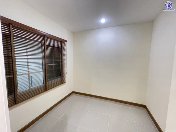 ทาวน์เฮ้าส์มือสองนนทบุรี โครงการ โกลเด้นทาวน์ รัตนาธิเบศร์-สถานีรถไฟฟ้าไทรม้า เนื้อที่ 21.2 ตร.ว. พื้นที่ใช้สอย 131 ตร.ม. ฟังก์ชัน 4 ห้องนอน 3 ห้องน้ำ จอดรถได้ 2 คัน บนทำเลเดินทางสะดวก เชื่อมต่อ ถนนราชพฤกษ์, ถนนรัตนาธิเบศร์, ถนนชัยพฤกษ์ ใกล้รถไฟฟ้าสายสีม่วง "สถานีไทรม้า"