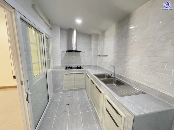 ทาวน์เฮ้าส์มือสองนนทบุรี โครงการ โกลเด้นทาวน์ รัตนาธิเบศร์-สถานีรถไฟฟ้าไทรม้า เนื้อที่ 21.2 ตร.ว. พื้นที่ใช้สอย 131 ตร.ม. ฟังก์ชัน 4 ห้องนอน 3 ห้องน้ำ จอดรถได้ 2 คัน บนทำเลเดินทางสะดวก เชื่อมต่อ ถนนราชพฤกษ์, ถนนรัตนาธิเบศร์, ถนนชัยพฤกษ์ ใกล้รถไฟฟ้าสายสีม่วง "สถานีไทรม้า"