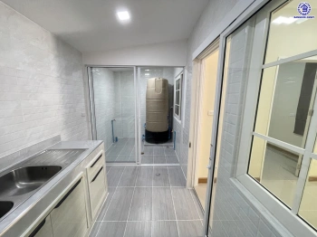 ทาวน์เฮ้าส์มือสองนนทบุรี โครงการ โกลเด้นทาวน์ รัตนาธิเบศร์-สถานีรถไฟฟ้าไทรม้า เนื้อที่ 21.2 ตร.ว. พื้นที่ใช้สอย 131 ตร.ม. ฟังก์ชัน 4 ห้องนอน 3 ห้องน้ำ จอดรถได้ 2 คัน บนทำเลเดินทางสะดวก เชื่อมต่อ ถนนราชพฤกษ์, ถนนรัตนาธิเบศร์, ถนนชัยพฤกษ์ ใกล้รถไฟฟ้าสายสีม่วง "สถานีไทรม้า"